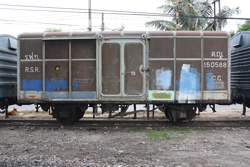 ต.ญ.150588 (ต.ญ.=C.G./Covered Goods Wagon, Bauj. 1965, Hitachi Ltd. - Japan) am 13.Juni 2011 im Bf. Nakhon Ratchasima.