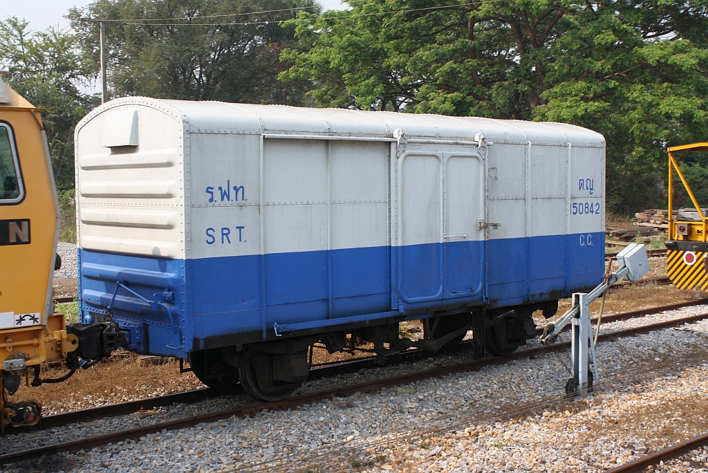 ต.ญ.150842 (ต.ญ.=C.G./Covered Goods Wagon) am 13.März 2011 im Bf. Nong Pladuk Junction.