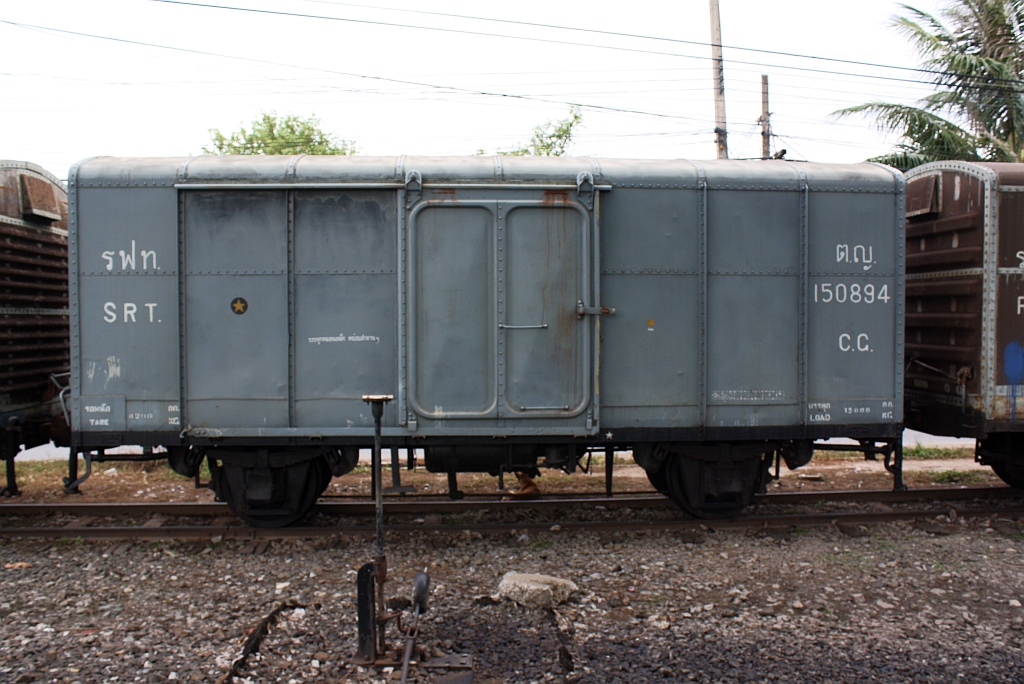 ต.ญ.150894 (ต.ญ.=C.G./Covered Goods Wagon, Bauj. 1965, Fuji Jūkōgyō, FHI - Japan) am 13.Juni 2011 im Bf. Nakhon Ratchasima.