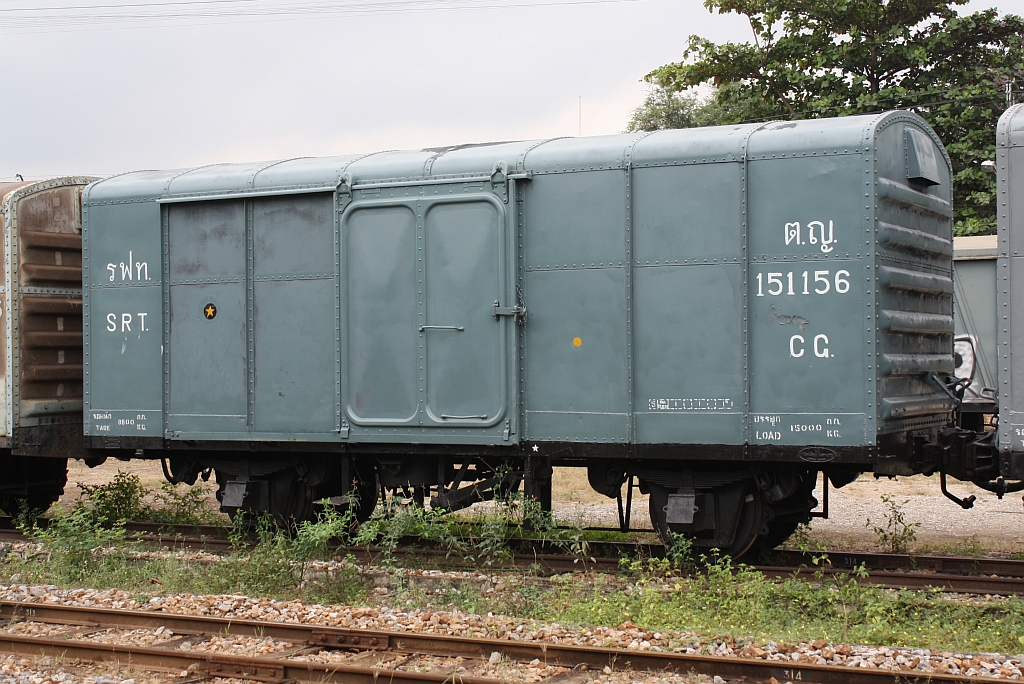 ต.ญ.151156 (ต.ญ.=C.G./Covered Goods Wagon) am 11.Jänner 2011 im Bf. Chiang Mai. Die C.G.'s 151001-151240 wurden 1965 von Kisha Seizo Kaisha Ltd. in Japan gebaut.