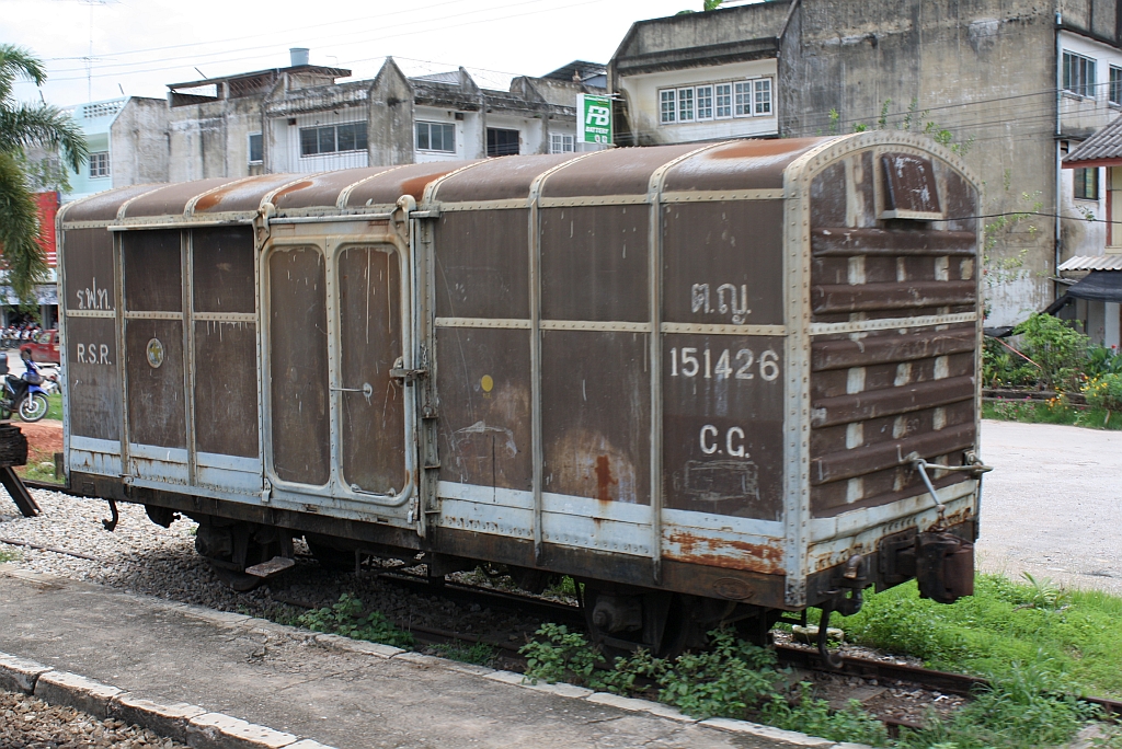 ต.ญ.151426 (ต.ญ.=C.G./Covered Goods Wagon) im Bf. Phatthalung am 27.Oktober 2010. Obwohl die Umbenennung in S.R.T.(State Railway of Thailand) vor mehr als 50 Jahren erfolgte, trägt dieser Wagen noch die alte Bahnbezeichnung R.S.R. (Royal Siam Railway).