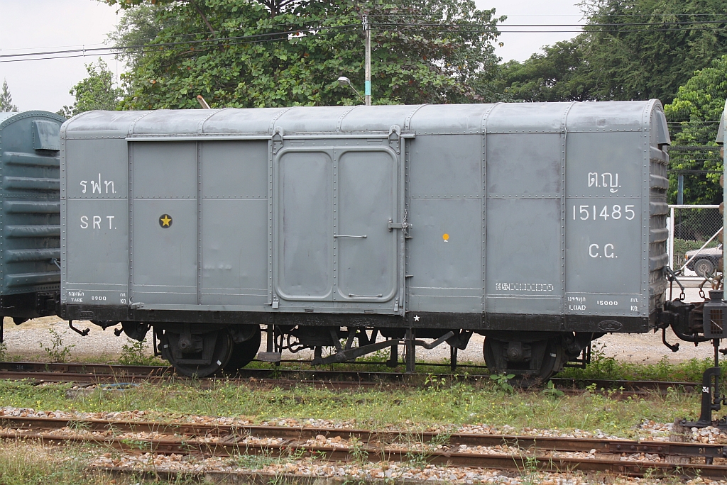ต.ญ.151485 (ต.ญ.=C.G./Covered Goods Wagon) am 11.Jänner 2011 im Bf. Chiang Mai. Die C.G.'s 151342-151540 wurden 1967 von Fuji Car Mfg.Co.Ltd. in Japan gebaut.