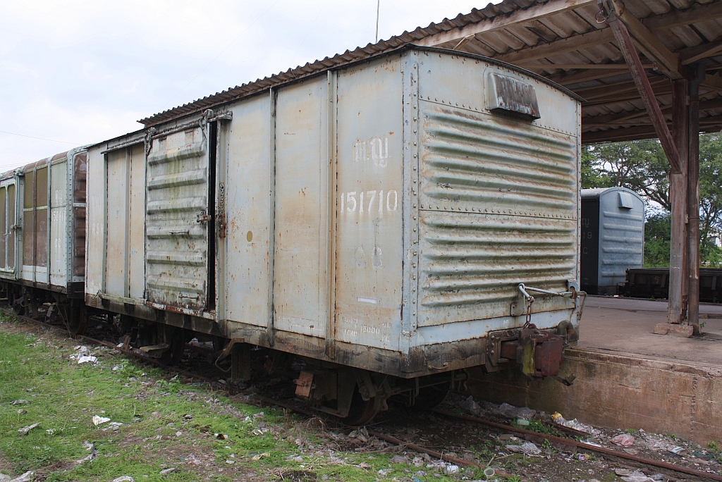 ต.ญ.151710 (ต.ญ.=C.G./Covered Goods Wagon, Makassan Workshop, Bauj. 1980) am 06.Jänner 2013 an der Güterrampe des Bf. Thung Song Junction.