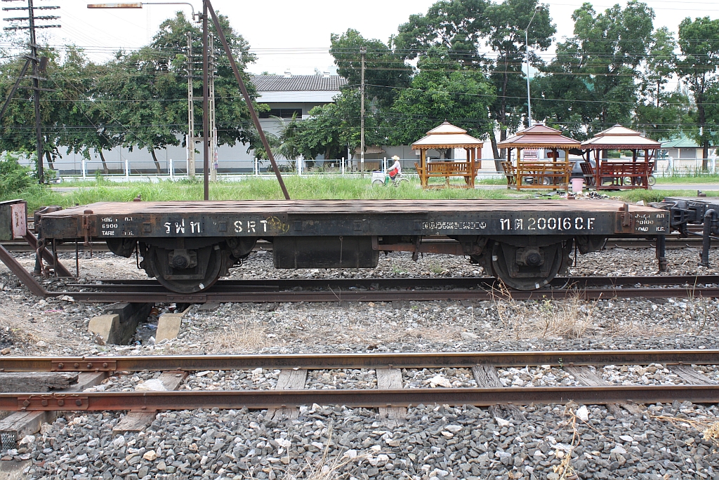 ท.ต. 20016 (ท.ต. =C.F./Container Flat Wagon) am 15.Juni 2011 im Bf. Thanon Chira Junction. Der Wagen wurde 1986 in der SRT-Werksttte Bang Sue aus dem ต.ญ.151257 (ต.ญ. =C.G./Covered Goods Wagon, Fuji Car Mfg.Co.Ltd. - Japan, Bauj. 1967) umgebaut.