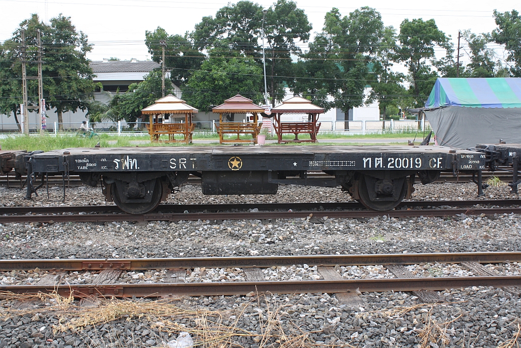 ท.ต. 20019 (ท.ต. =C.F./Container Flat Wagon) am 15.Juni 2011 im Bf. Thanon Chira Junction. Der Wagen wurde 1986 in der SRT-Werksttte Bang Sue aus dem ต.ญ.151255 (ต.ญ. =C.G./Covered Goods Wagon, Fuji Car Mfg.Co.Ltd. - Japan, Bauj. 1967) umgebaut.