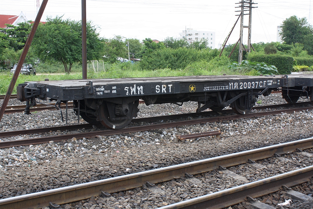 ท.ต. 20037 (ท.ต. =C.F./Container Flat Wagon) am 15.Juni 2011 im Bf. Thanon Chira Junction. Der Wagen wurde 1986 in der SRT-Werksttte Bang Sue aus dem ต.ญ.151274 (ต.ญ. =C.G./Covered Goods Wagon, Fuji Car Mfg.Co.Ltd. - Japan, Bauj. 1967) umgebaut.

