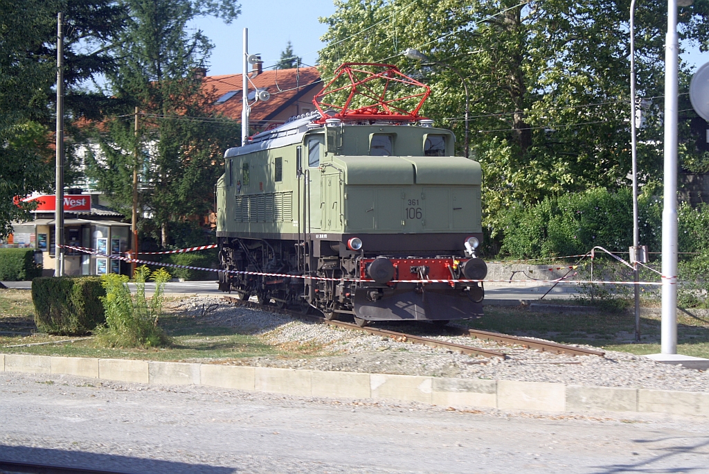 361-106 als Denkmal aufgestellt am 15.August 2012 im Bf. Ilirska Bistrica.