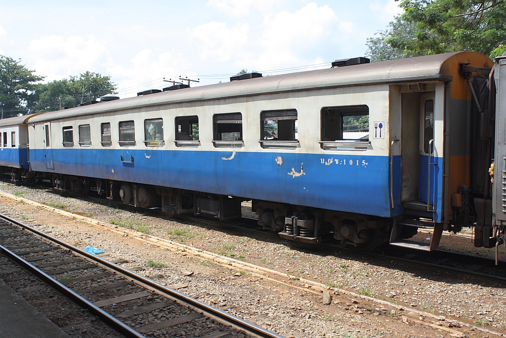 บกข.1015 (บกข. = BRC./Bogie Buffet Carriage, Bogie Restaurant Car), eingereiht im EXP 84 (Trang - Bangkok) am 25.Oktober 2010 im Bf. Trang.