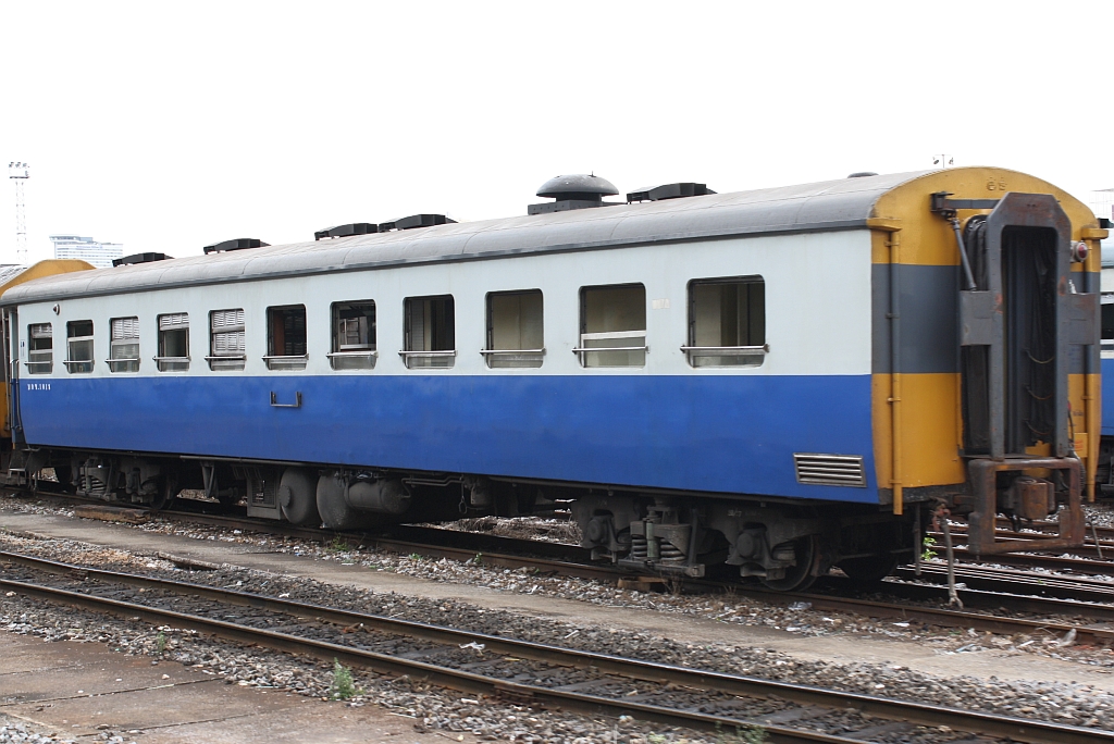 บกข.1018 (บกข. = BRC./Bogie Buffet Carriage, Bogie Restaurant Car) am 24.August 2010 im Bf. Hua Lampong.