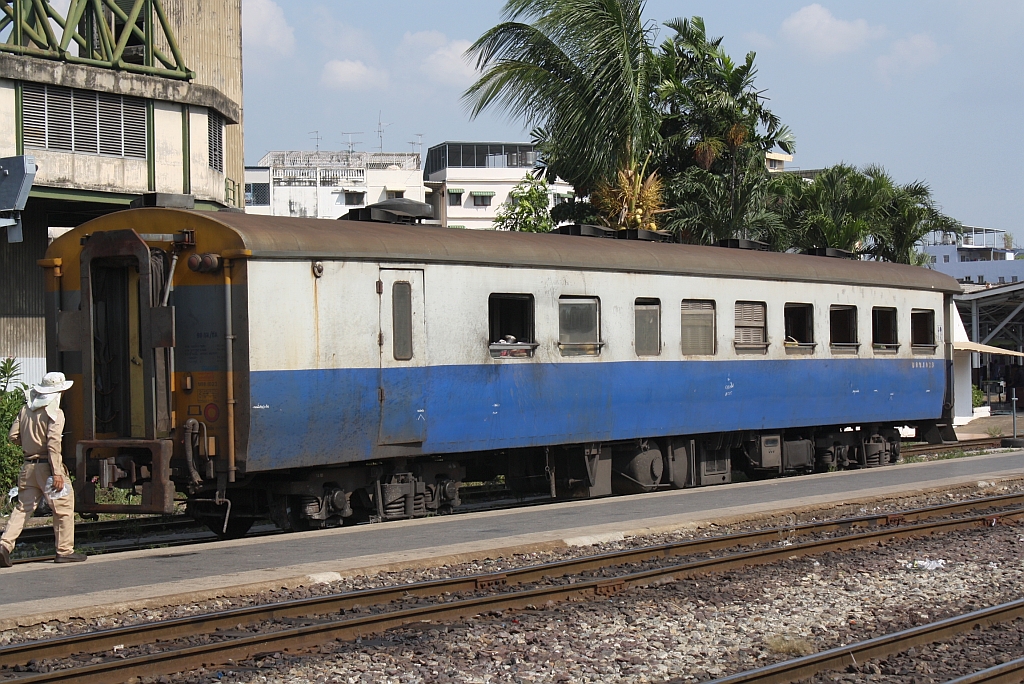บกข.1023 (บกข. =BRC./Bogie Buffet Carriage, Bogie Restaurant Car) am 14.Mai 2012 im Bf. Hua Lamphong. 

