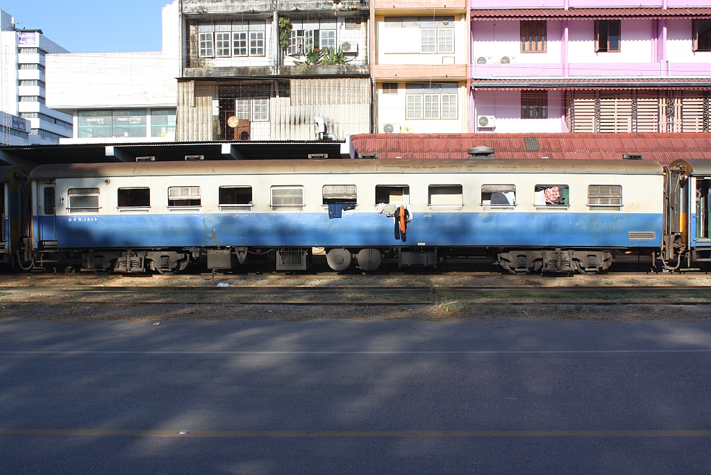 บกข.1039 (บกข. = BRC./Bogie Buffet Carriage, Bogie Restaurant Car), eingereiht im EXP 84 (Trang - Bangkok) am 24.Oktober 2010 im Bf. Trang.