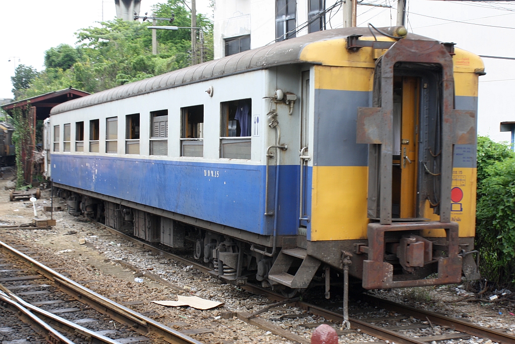 บกข.15 (บกข. =BRC./Bogie Buffet Carriage, Bogie Restaurant Car) am 11.Juni 2011 im Bf. Hua Lamphong.

