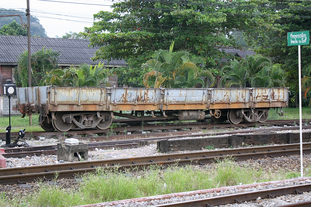 บ.ข.ต.132 (บ.ข.ต. =B.L.S./Bogie Low Sided Wagon) am 25.Oktober 2010 im Bf. Thung Song Junction.

