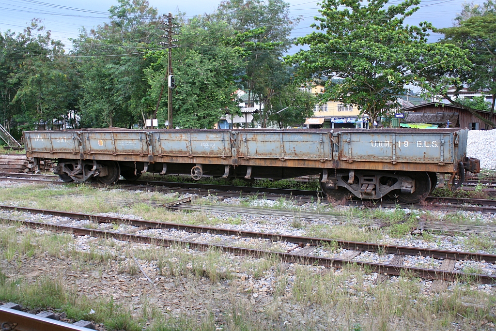 บ.ข.ต.19 (บ.ข.ต. =B.L.S./Bogie Low Sided Wagon) am 26.Oktober 2010 im Bf. Khao Chum Thong Junction.
