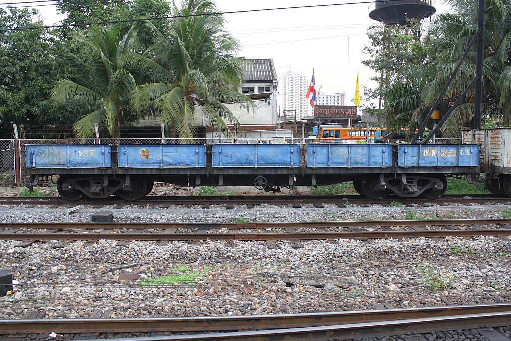 บ.ข.ต.35 (บ.ข.ต. =B.L.S./Bogie Low Sided Wagon), gebaut 1953 in Japan, am 13.März 2011 im Bf. Thon Buri.