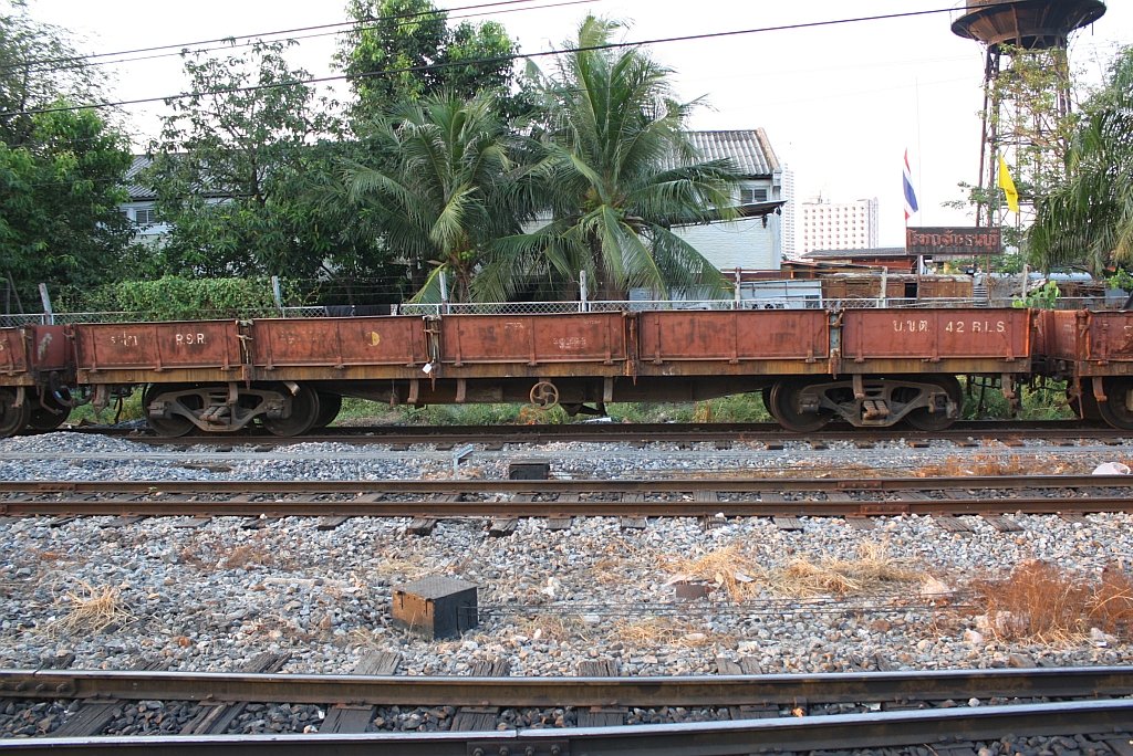 บ.ข.ต.42 (บ.ข.ต. =B.L.S./Bogie Low Sided Wagon) am 25.März 2010 im Bf. Thon Buri. Der Wagen hat noch die alte Bahnbezeichnung RSR angeschrieben, obwohl die Umbezeichnung auf SRT bereits in den 1950ern erfolgte.
