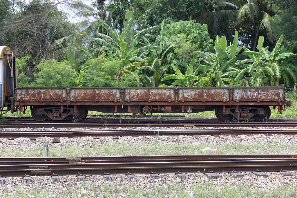 บ.ข.ต.50 (บ.ข.ต. =B.L.S./Bogie Low Sided Wagon), gebaut 1953 in Japan, am 24.August 2011 im Bf. Thung Song Junction.