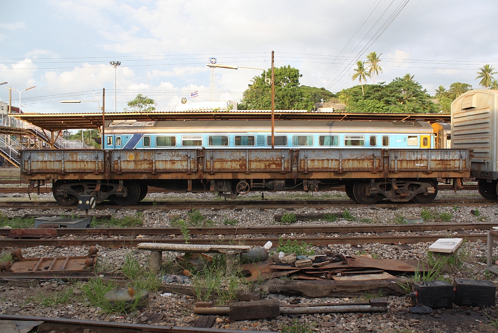 บ.ข.ต.64 (บ.ข.ต. =B.L.S./Bogie Low Sided Wagon), gebaut 1953 in Japan, am 23.August 2011 im Bf. Surat Thani.