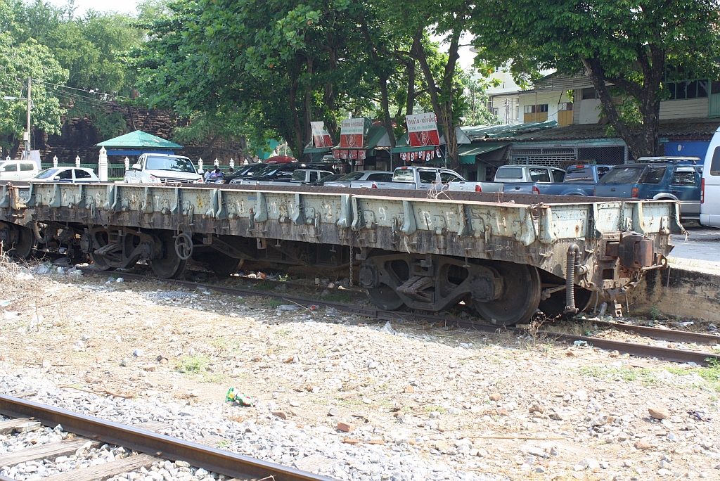 บ.ข.น.39 (บ.ข.น. =B.F.H./Bogie Heavy Flat Wagon, Fuji Car Mfg.Co.Ltd. - Osaka-Japan, Bauj. 1954) am 13.März 2012 im Bf. Lopburi.

