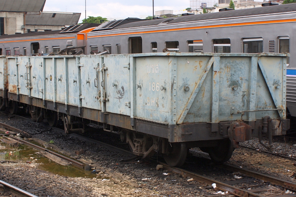 บ.ข.ส.186 (บ.ข.ส. =BHS/Bogie High Sided Wagon, Commonwealth Engineering Ltd. - Rocklea-Queensland-Australien, Bauj. 1961) am 11.Juni 2011 im Depot Hua Lamphong.

