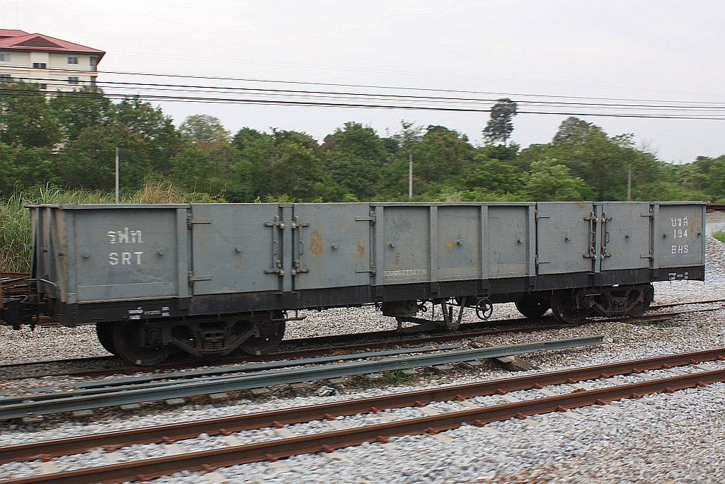 บ.ข.ส.194 (บ.ข.ส. = B.H.S./Bogie High Sided Wagon, Commonwealth Engineering Ltd. - Rocklea-Queensland-Australien, Bauj. 1961) am 17.März 2011 im Bf. Si Racha Junction.
