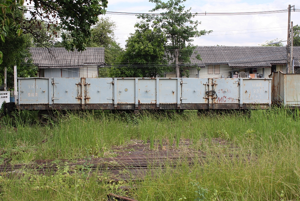 บ.ข.ส.237 (บ.ข.ส. = B.H.S./Bogie High Sided Wagon, Commonwealth Engineering Ltd. - Rocklea-Queensland-Australien, Bauj. 1962) am 13.Juni 2011 im Bf. Nakhon Ratchasima.