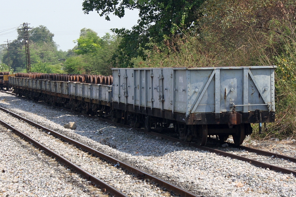 บ.ข.ส.240 (บ.ข.ส. = B.H.S./Bogie High Sided Wagon, Commonwealth Engineering Ltd. - Rocklea-Queensland-Australien, Bauj. 1962) mit einigen Niederbordwagen am 13.März 2012 im Bf. Chong Khae.