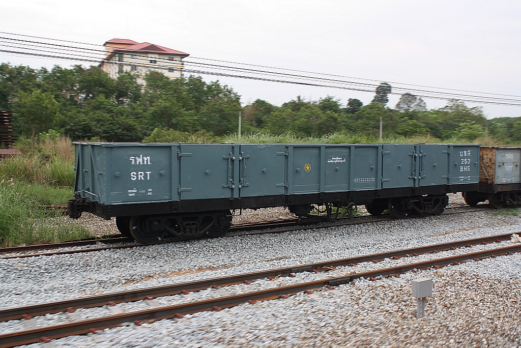 บ.ข.ส.253 (บ.ข.ส. = B.H.S./Bogie High Sided Wagon, Commonwealth Engineering Ltd. - Rocklea-Queensland-Australien, Bauj. 1962) am 17.März 2011 im Bf. Si Racha Junction. 
