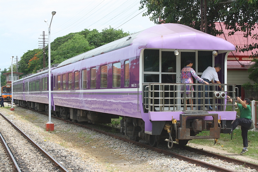 บจพ.ป. 221 (บจพ.ป. =ARS/Air-Conditioned Reserved Saloon) am 03.Juni 2012 im Bf. Hua Hin. 

