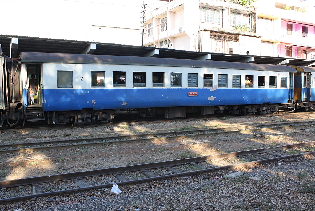 บชท. 83 (บชท. =BSC./Bogie Second Class), Baujahr 1957, Kinki Sharyo/Japan, eingereiht im EXP 84 (Trang - Bangkok) am 24.Oktober 2010 im Bf. Trang.