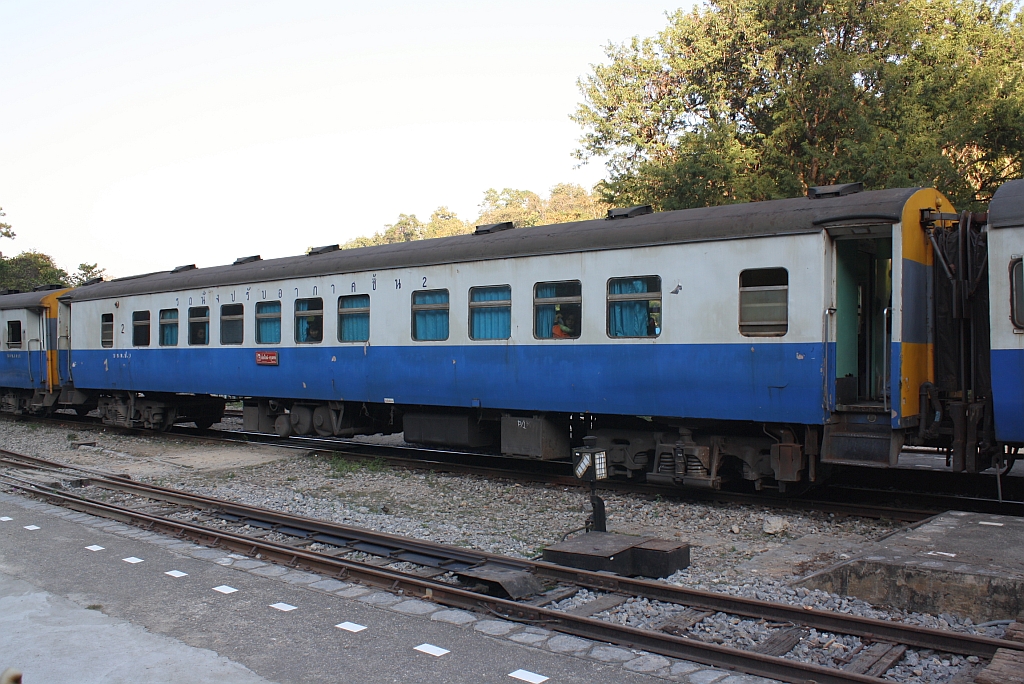 บชท.ป.3 (บชท.ป. =ASC./Air-Conditioned Second Class Carriage) eingereiht im EXP 52 (Chiang Mai - Bangkok) beim planmäßigem Halt im Bf. Khun Tan am 06.Jänner 2011.