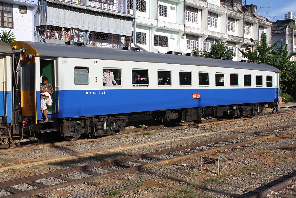 บชส. 1021 (บชส.=BTC/Bogie Third Class Carriage) eingereiht im EXP 84 (Trang - Bangkok) am 24.Oktober 2010 im Bf. Trang.

