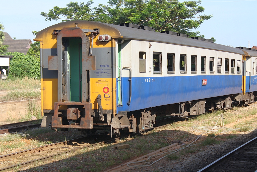 บชส. 1136 (บชส.=BTC =Bogie Third Class Carriage) am Schluß des EXP 84 (Trang - Bangkok) am 25.Oktober 2010 im Bf. Trang.