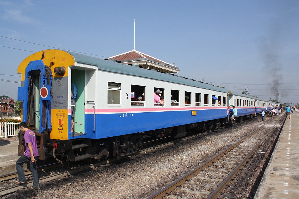 บชส. 114 (บชส.=BTC =Bogie Third Class Carriage) als letzter Wagen des Steam Engine Train 901 am 05.Dezember 2010 im Bf. Bang Pa-In.