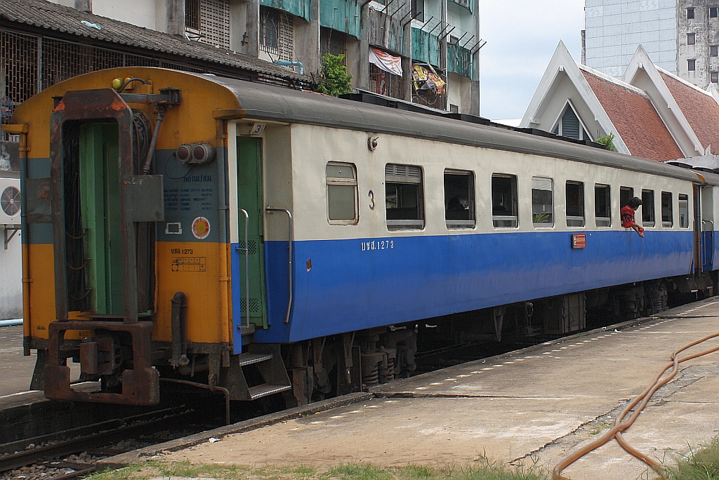 บชส. 1273 (บชส.=BTC =Bogie Third Class Carriage) am Schluß des RAP 174 am 26.Oktober 2010 im Bf. Nakhon Si Thammarat.