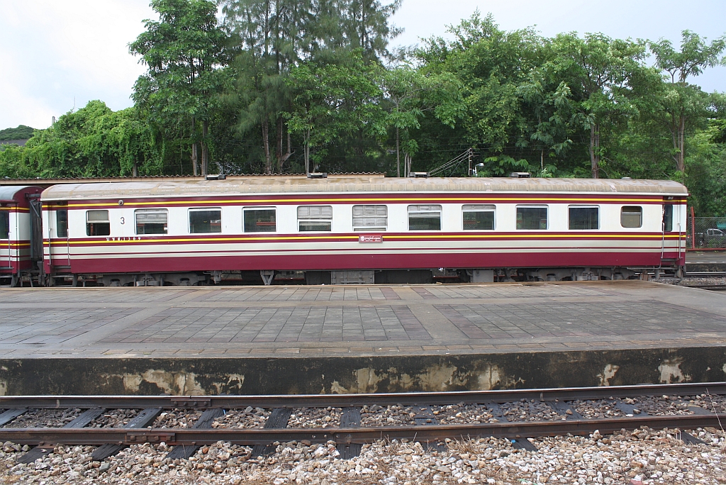 บชส. 1309 (บชส. =BTC./Bogie Third Class Carriage) am 17.Mai 2013 im Bf. Surat Thani.

