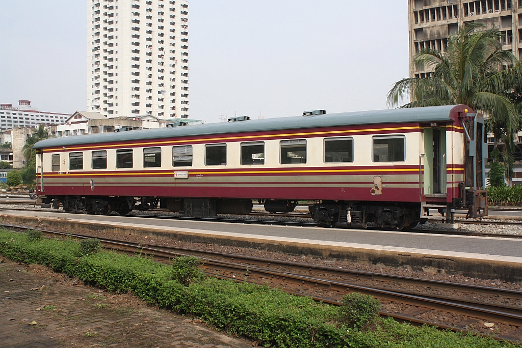 บชส. 1354 (บชส. =BTC./Bogie Third Class Carriage) am 02.November 2012 im Bf. Hua Lamphong.

