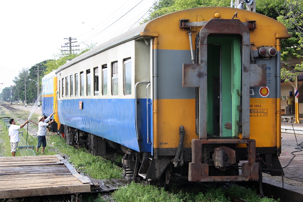 บชส. 1362 (บชส. =BTC./Bogie Third Class Carriage) wird im Bf. Nakhon Lampang aussen gereinigt; 08.Jänner 2011.