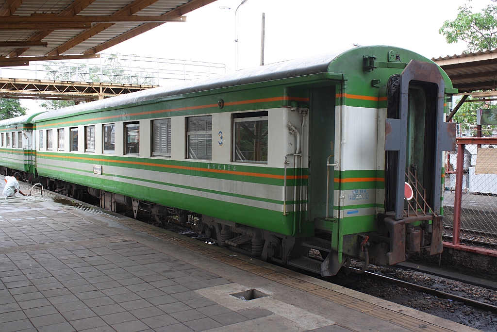 บชส. 194 (บชส. =BTC./Bogie Third Class Carriage)  eingereiht im ORD 489 nach Khiri Ratthanikhom am 17.Mai 2013 im Bf. Surat Thani.
