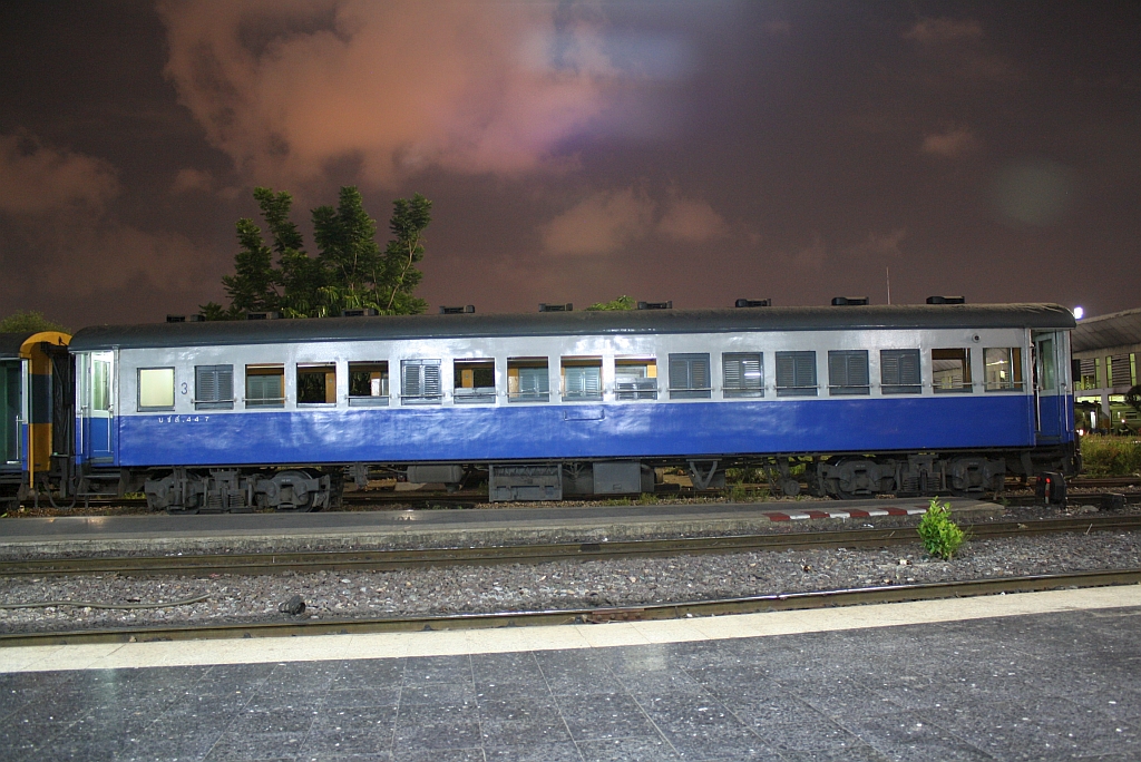 บชส. 447 (บชส. =BTC./Bogie Third Class Carriage, Nippon Sharyo	- Japan, Baujahr 1957, 1991 umgebaut aus BBS. 1-3) am 07.Mai 2012 im Bf. Hua Lamphong.