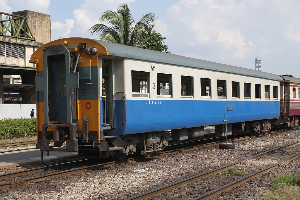 บชส. 481 (บชส. =BTC./Bogie Third Class Carriage, Fuji - Japan, Baujahr 1957, umgebaut 1993 aus BTV.43-49/51-56) am 14.Mai 2012 im Bf. Hua Lamphong.