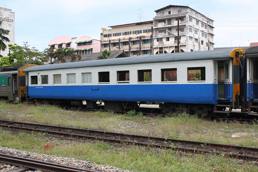 บชส. 484 (บชส.=BTC =Bogie Third Class Carriage) eingereiht im EXP 86 (Nakhon Si Thammarat - Bangkok) am 26.Oktober 2010 im Bf. Nakhon Si Thammarat.