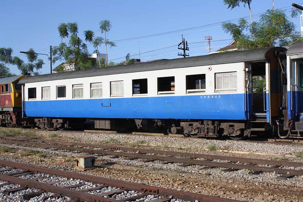 บชส. 488 (บชส.=BTC =Bogie Third Class Carriage) eingereiht im EXP 84 (Trang - Bangkok) am 24.Oktober 2010 im Bf. Trang.