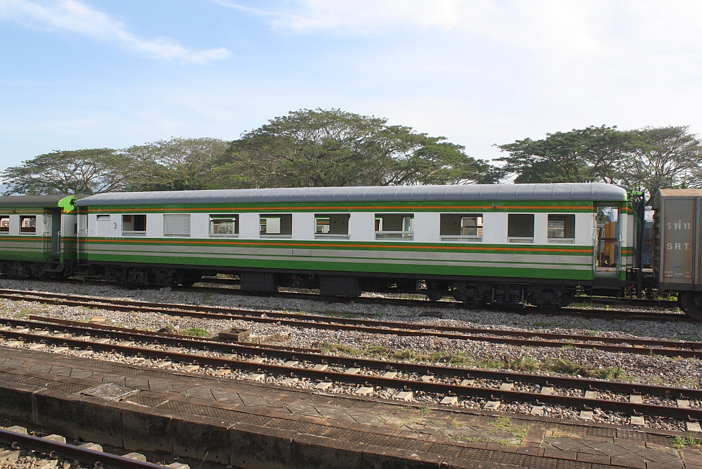 บชส. 504 (บชส. =BTC./Bogie Third Class Carriage, umgebaut 2010 aus BNS. 17 - 25, Baume et Marpent - Belgien, Baujahr 1954) am 07.Jänner 2013 im Bf. Thung Song Junction.