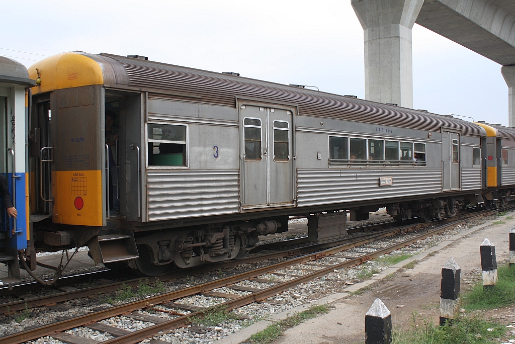 บชส. 602 (บชส = BTC/Bogie Third Class Carriage) eingereiht im ORD 372 am 17.M�rz 2011 im Bf. Khlong Tan.