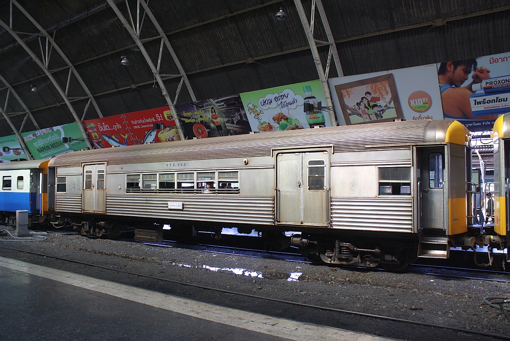 บชส. 602 (บชส = BTC/Bogie Third Class Carriage) am 29.Oktober 2011 auf Gleis 6 des Bf. Hua Lamphong. 

