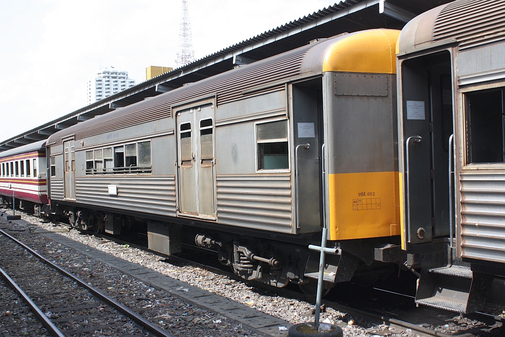 บชส. 602 (บชส = BTC/Bogie Third Class Carriage) am 14.Mai 2012 im Bf. Hua Lamphong. 

