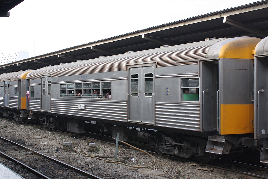 บชส. 604 (บชส = BTC/Bogie Third Class Carriage) am 06.Dezember 2010 im Bf. Hua Lamphong. Die Wagen บชส. 601-621 stammen von der australischen Queensland Railway und wurden 1995 mit der MV Lindengracht nach Thailand verschifft.
