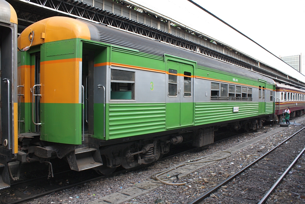 บชส. 605 (บชส = BTC/Bogie Third Class Carriage) im neuen Design am 14.Mai 2012 auf Gleis 7 des Bf. Hua Lamphong.

