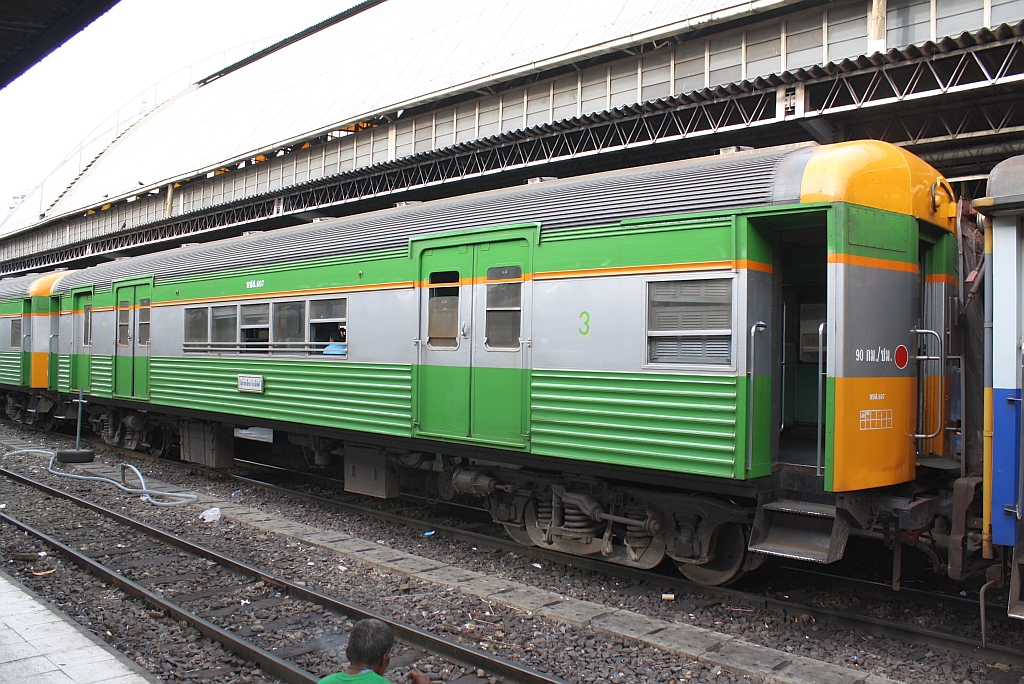 บชส. 607 (บชส = BTC/Bogie Third Class Carriage) am 08.Juni 2012 im Bf. Hua Lamphong. 

